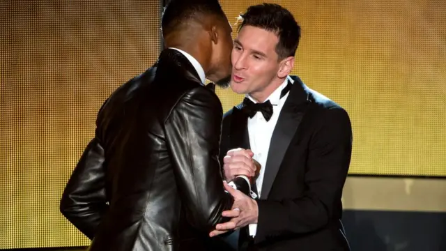 Аргентинский футболист Месси демонстрирует свой способ рукопожатия