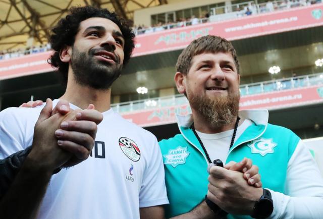 Салах и Кадыров на тренировке сборной Египта