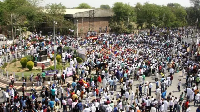 પ્રદર્શન કરનારા લોકો.