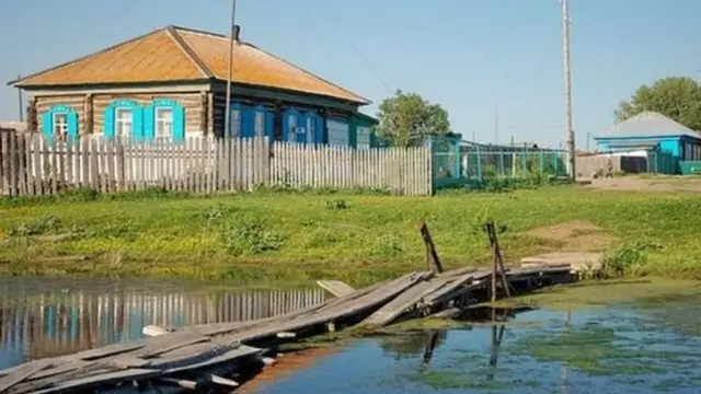 அழகிப் போட்டியில் கலந்து கொண்ட மனைவி, இடமாற்றம் செய்யப்பட்ட ரஷிய பாதிரியார்