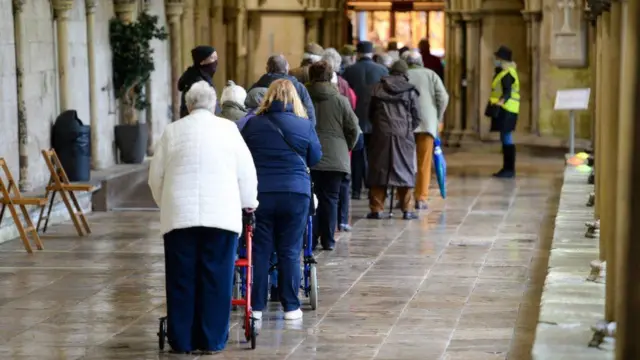 Aşılama ne kadar yaygınlaşsa da aşının bulaşı önleyip önlemediğinin bilinmemesi nedeniyle sosyal kısıtlamalar sürebilir