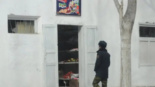 Кыргыз-тажик жарандары пайдаланган “Ортолук” деген көчөдө Тажикстандын дүкөнү бар, ал кыргыздарды дагы тейлейт.