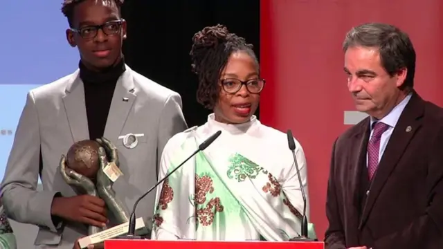 Mtoto wake wa kiume na wa kike wa Bi Victoire Ingabire walipokea tuzo kwa niaba yake
