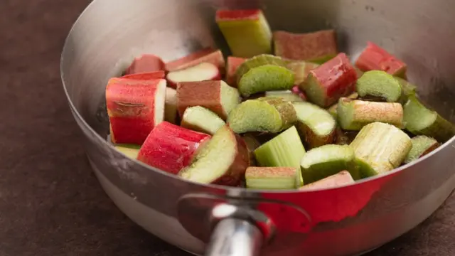 Ревень в кастрюле.