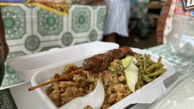 Nasi goreng dan sate ayam