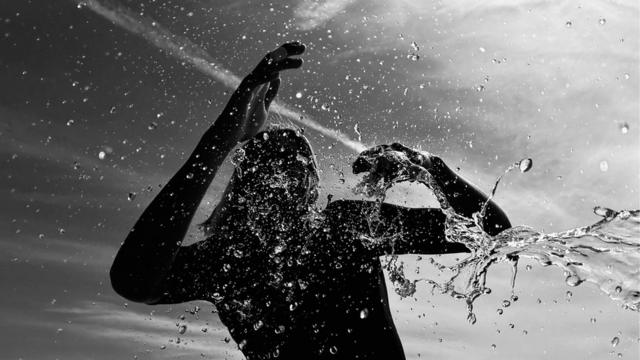 Fotofc sportinguma pessoa brincando com água