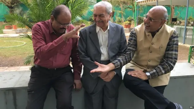 જયનારાયણભાઈ વ્યાસ, બકુલભાઈ ધોળકિયા તથા મુકેશ પટેલની તસવીર