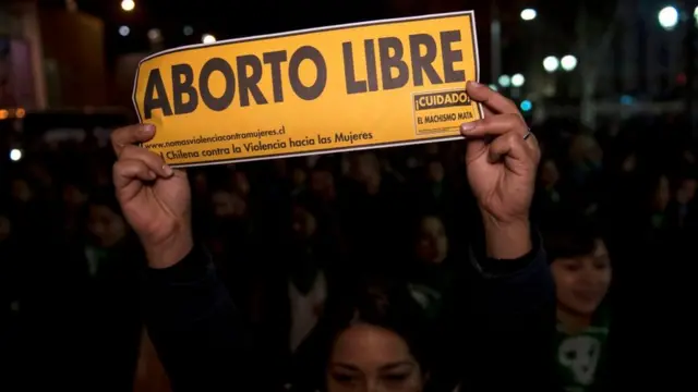 Una mujer se manifiesta en favor de abortos legales, seguros y gratis en Santiago, 25 de julio de 2018