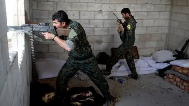 «Сириянын демократиялык күчтөрүнүн» бөлүктөрү Ракканын борборуна жакындаган сайын айгышкан каршылыктарга кабылууда.