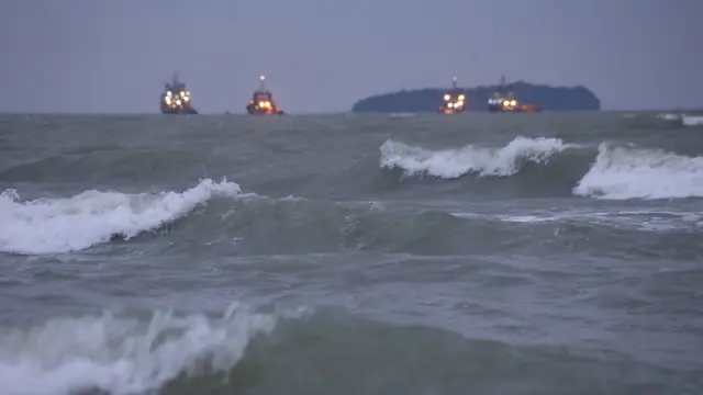 พายุปาบึก ซึ่งมีความเร็วลมใกล้ศูนย์กลาง 75 กิโลเมตรต่อชั่วโมง