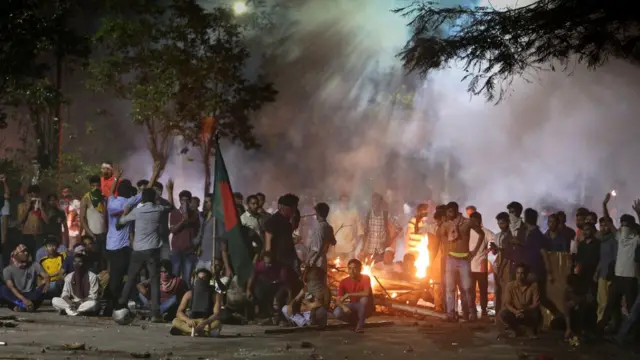 আন্দোলনে সহিংসতা শুরু হওয়ার পর এর পেছনে 'রাজনৈতিক ষড়যন্ত্রের' অভিযোগ তোলে সরকার