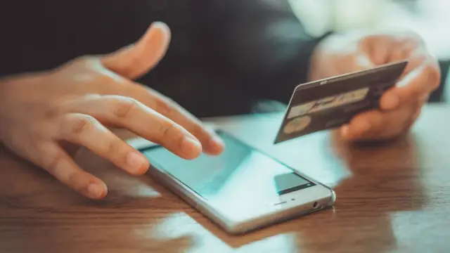 નેટ બેન્કિંગનો ઉપયોગ કરતા વ્યક્તિની તસવીર