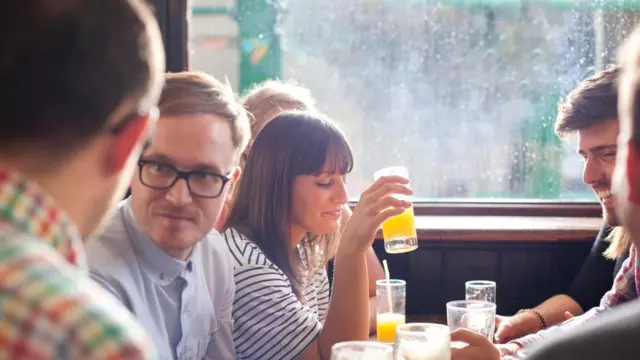 Общаясь с людьми, разделяющими наши взгляды, мы можем встать на еще более радикальную позицию