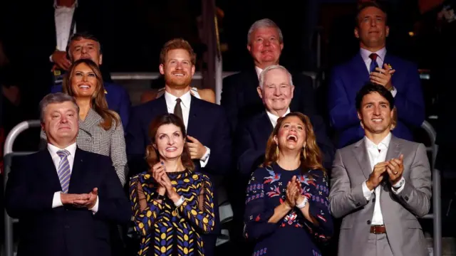 เจ้าชายแฮร์รี ประทับอยู่บริเวณที่นั่งแขกวีไอพีร่วมกับนางเมลาเนีย ทรัมป์ สุภาพสตรีหมายเลขหนึ่งของสหรัฐฯ และนายกรัฐมนตรี จัสติน ทรูโด ของแคนาดา