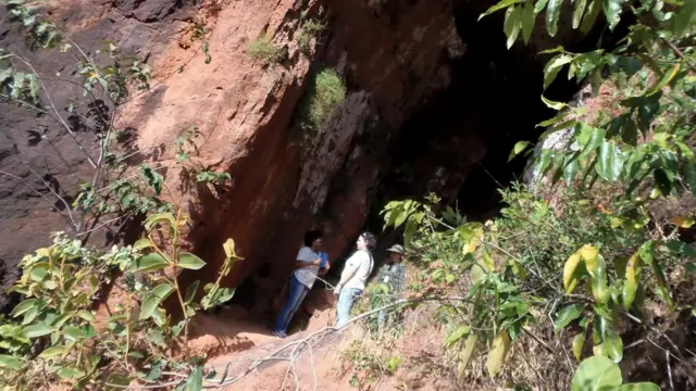 Pessoas conversam na entrada da Gruta dos Pezinhos