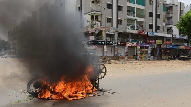 સળગતી રેકડીની તસવીર