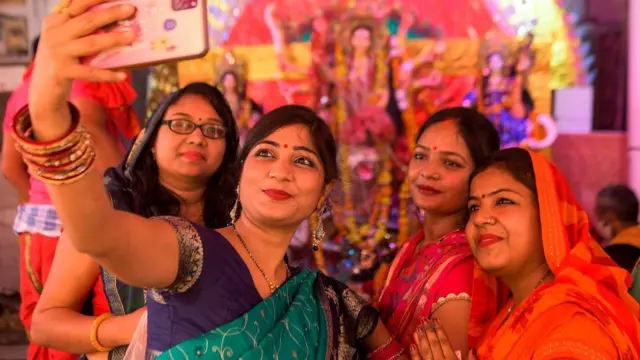 ভারতের একটি পুজা মণ্ডপে সেলফি তুলছেন ভক্তরা (ফাইল ফটো)