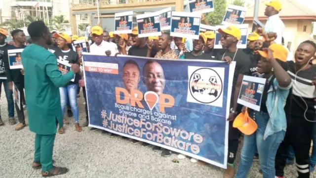 Awọn ọmọ ikọ Revolution Now niwaju ile ẹjọ