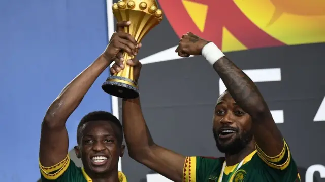 Nicolas Nkoulou oo gool dhaliyay ayaa la damaashaadaya ciyaaryahanka kale ee ay isku kooxda yihiin ee Benjamin Moukandjo