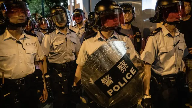 警察在場外布防，但整晚的氣氛大致和平，沒有爆發衝突。