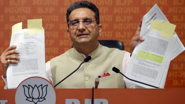 बीजेपी प्रवक्ता गौरव भाटिया ने प्रेस कॉन्फ्रेंस करके गौतम को बर्ख़ास्त करने की मांग की है