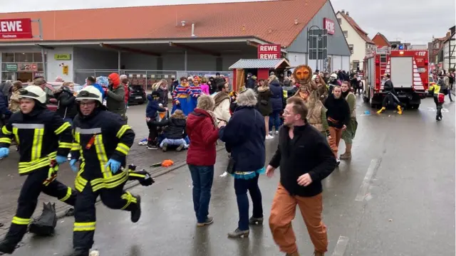 أشخاص يجرون في موقع الحادث