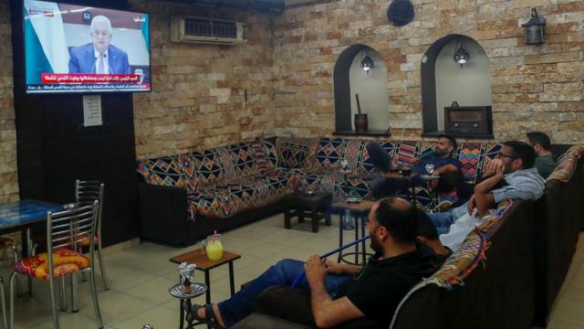 فلسطينيون في مقهى يتابعون خطاب عباس