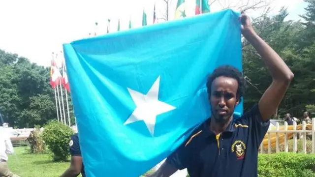 Waxyaabihii uu goobta geeyay waxaa ka mid ahaa calankiisa oo xitaa ku xardhay labiskiisa