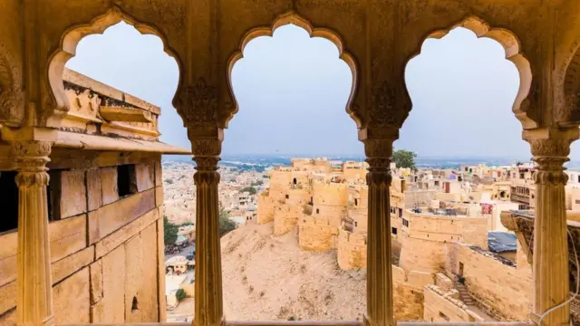 القلعة الأثرية التي تعيش فيها آلاف العائلات مجانا