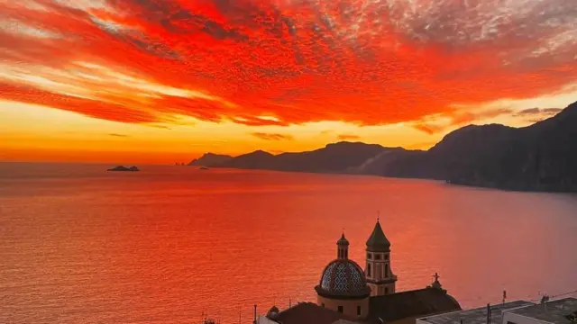 Zalazak sunca plamti iznad Amalfijske obale