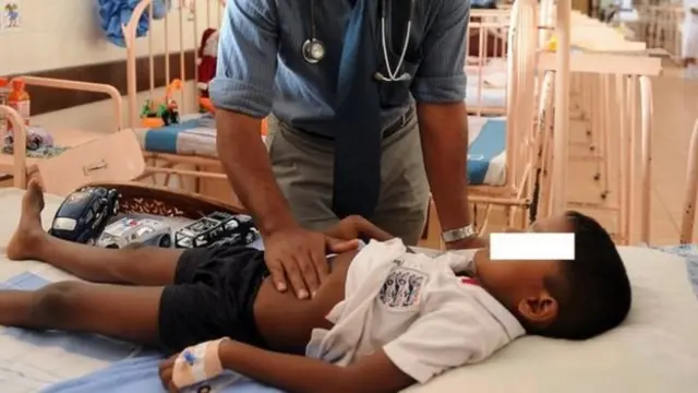 ප්‍රතිකාර ලබන දරුවෙක් (සංරක්ෂිත ඡායාරූපයක්)