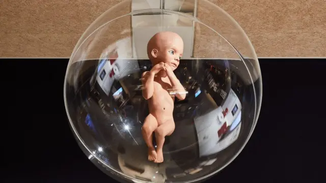 Один из заключительных кадров "Космической Одиссеи" - звездный ребенок, в которого превращается астронавт Дэвид Бауман после того, как он проникает в загадочный монолит в последние секунды своей жизни