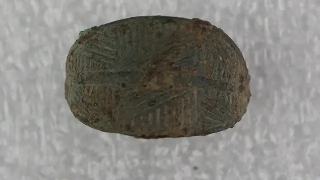 उक्त स्थानमा कपाल बाँध्न प्रयोग हुने साधन र गरगहना पनि भेटिएको छ। विज्ञहरूका अनुसार यो सामग्री लौहयुगीन हो