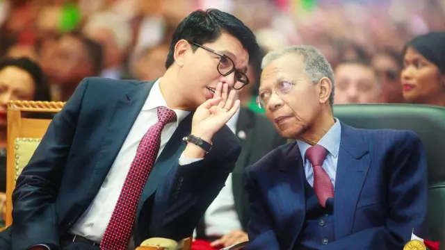 Perezida w'ubu wa Madagascar Andry Rajoelina (ibumoso) n'uwahoze ari Perezida Ratsiraka wapfuye afite imyaka 84