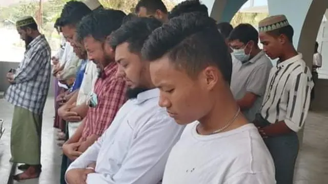 Asistentes al funeral de la niña en Mandalay.