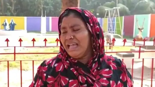 ইউএনও অফিসের সামনে কাঁদছিলেন হাসিনা আক্তার।