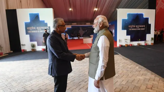 గుజరాత్ పర్యటనలో ఉన్న మారిషన్ ప్రధాని ప్రవింద్ జుగ్‌నాథ్ తో మోదీ