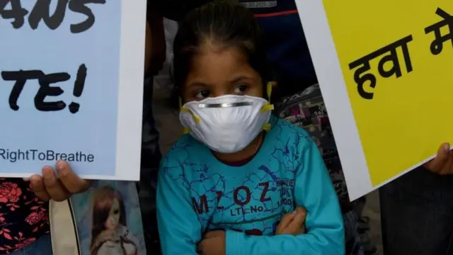 માસ્ક પહેરેલી બાળકી