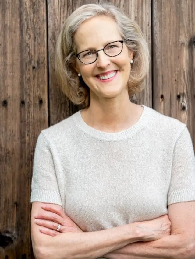 Donna Jackson Nakazawa affirme que les adolescents doivent être sensibilisés aux médias sociaux.