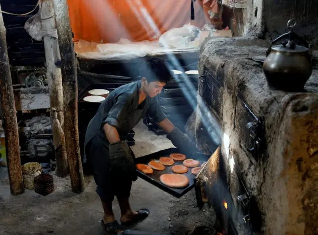 Nin diyaarinayo cunada munaasabadda Eid al-Adha ee magaalada Kabul, ee dalka Afghanistan.