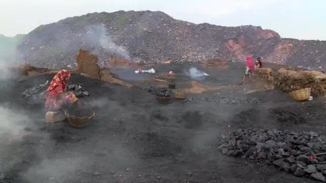 ஜஹாரியாவில் நடக்கும் சட்டவிரோத நிலக்கரி எடுக்கும் பணி.