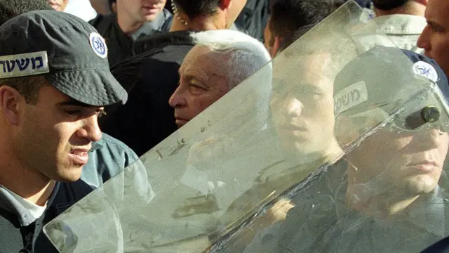 দেহরক্ষীরা ঘিরে রেখেছিল অ্যারিয়েল শ্যারনকে