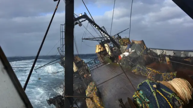 Barco de aventuras marinas