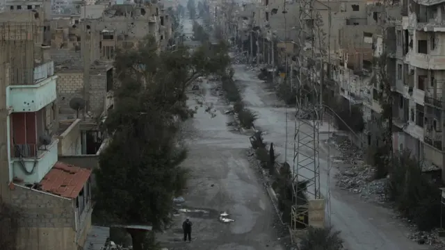 14 Şubat 2014 tarihli bu fotoğrafta, bir adam Deyr ez Zor'un terk edilmiş sokaklarında yürürken görülüyor