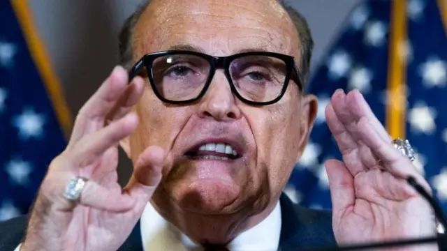 ထရမ့်ရဲ့ ရှေ့နေ ဖြစ်ပြီး နယူးယောက်မြို့ဝန်ဟောင်းလည်း ဖြစ်တဲ့ ရူဒီ ဂျူလီယာနီက ဒက်ထရွိုက်မြို့က မဲရုံတစ်ရုံမှာ ထောင်နဲ့ချီတဲ့ နောက်တိုးမဲတွေ ရောက်လာတာ ရှိခဲ့တယ်လို့ပြော