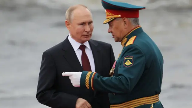 প্রেসিডেন্ট পুতিনের সঙ্গে রুশ প্রতিরক্ষামন্ত্রী সের্গেই শোইগু।