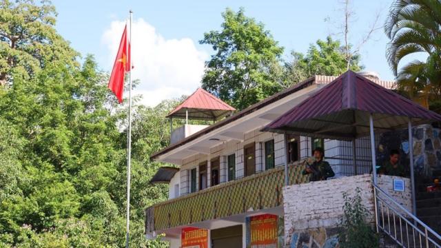 缅甸果敢清水河边境关卡升起缅甸民族民主同盟军旗帜（果敢资讯网图片29/10/2023）