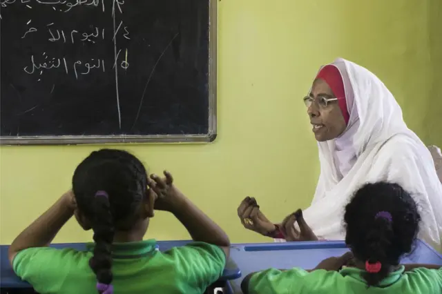 صفا معلم زبان عربی و دینی در مدرسه بین‌المللی در شهر ام درمان است. او بیش از بیست سال است که معلم است