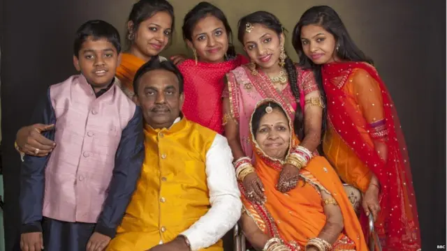 खुशबू तिच्या कुटुंबीयांसोबत.