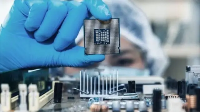 台湾总统蔡英文针对苗栗科学园区爆发电子厂群聚感染，已请新竹及苗栗两县市组成“防疫作战联盟”。